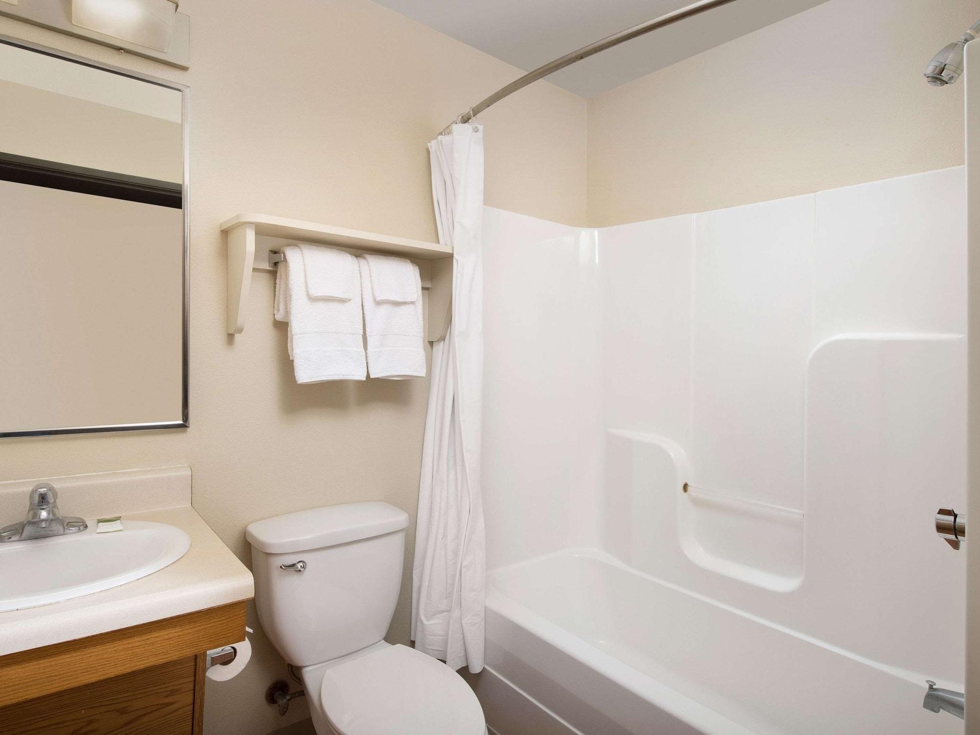 Suburban Studios Watford City Buitenkant foto