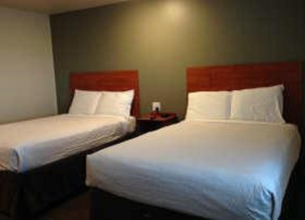 Suburban Studios Watford City Buitenkant foto